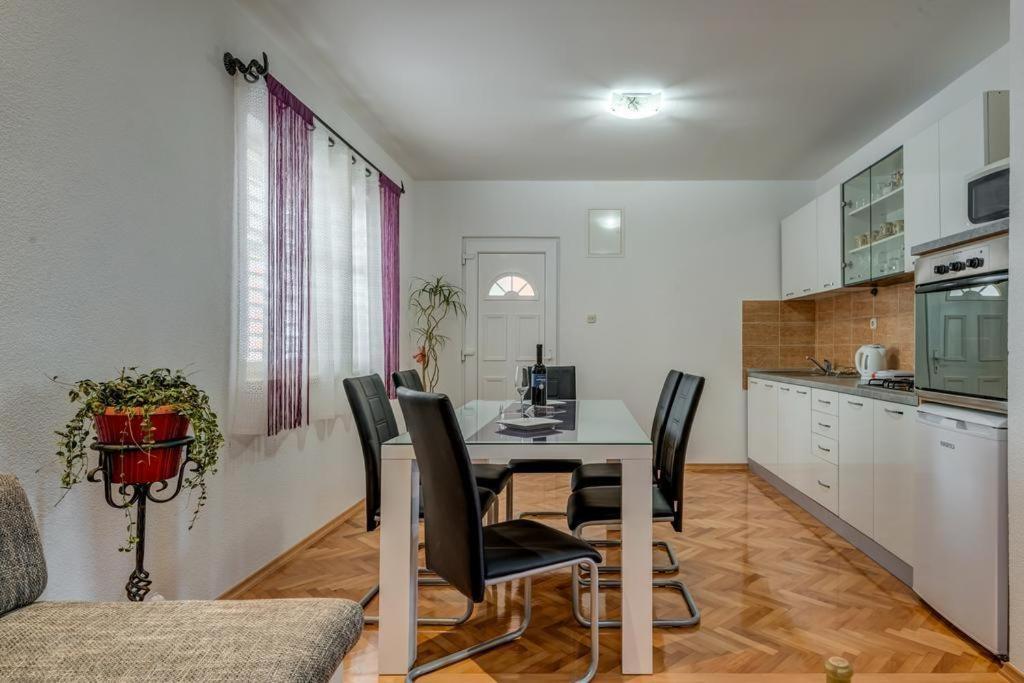 Ana Apartment Split