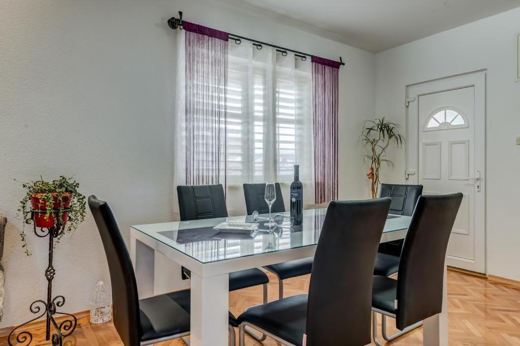Ana Apartment Split